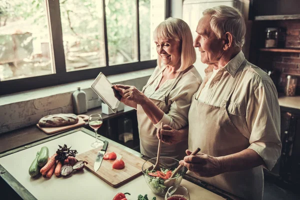 Vieux couple en cuisine — Photo
