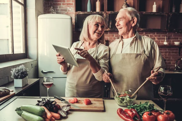 Vieux couple en cuisine — Photo