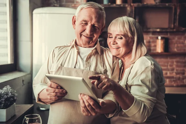 Vieux couple en cuisine — Photo