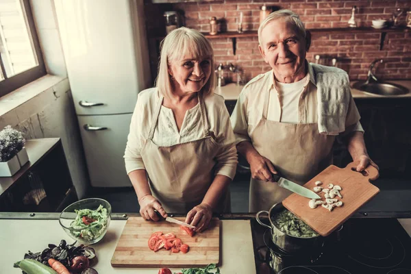 Pareja mayor en cocina —  Fotos de Stock