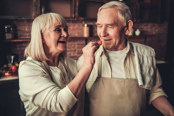 Vieux couple en cuisine — Photo