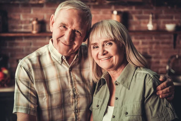 Feliz pareja de ancianos — Foto de Stock