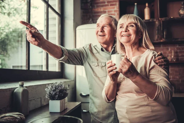 Glückliches Seniorenpaar — Stockfoto