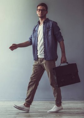 şık genç işadamı