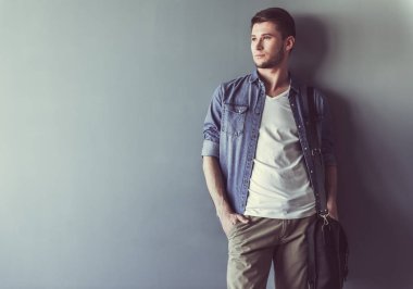 şık genç işadamı