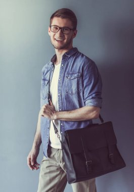 şık genç işadamı