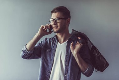 şık genç işadamı