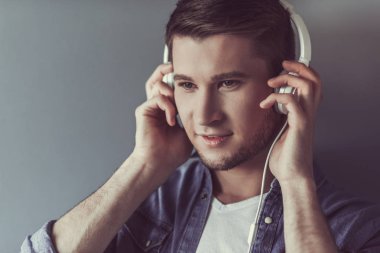 Yakışıklı olan ile becerikli alet