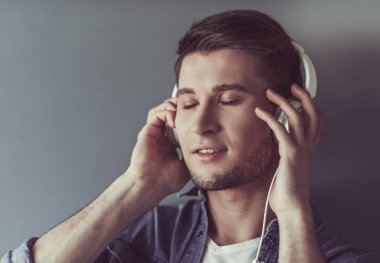 Yakışıklı olan ile becerikli alet