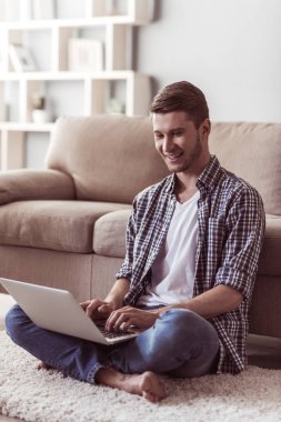 Yakışıklı olan ile becerikli alet