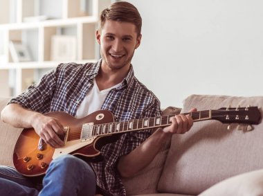 Yakışıklı olan gitar ile