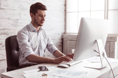 yakışıklı işadamı çalışma