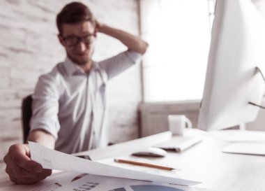 yakışıklı işadamı çalışma