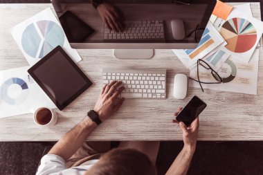 yakışıklı işadamı çalışma