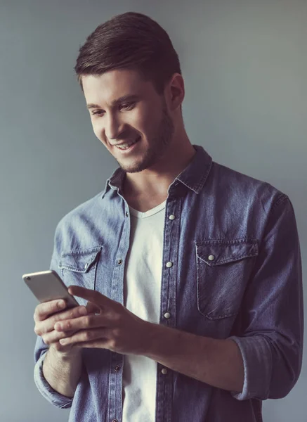 Knappe jongen met gadget — Stockfoto