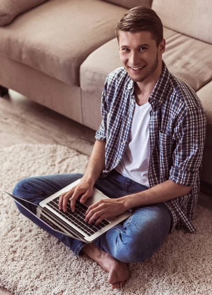 Bello ragazzo con gadget — Foto Stock