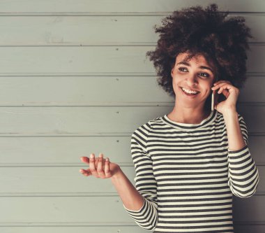 Afro Amerikalı kız ile becerikli alet