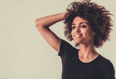 Şık Afro Amerikan kız