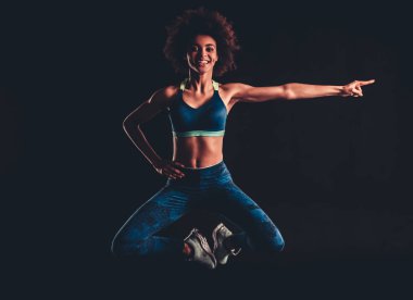 Afro Amerikan kız spor yapıyor