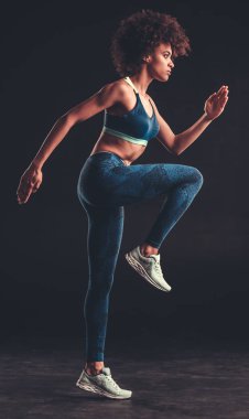 Afro Amerikan kız spor yapıyor