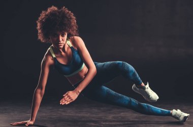 Afro Amerikan kız spor yapıyor