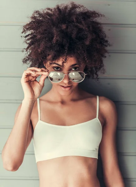 Bella ragazza afro americana — Foto Stock