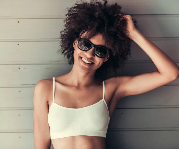 Hermosa chica afroamericana —  Fotos de Stock