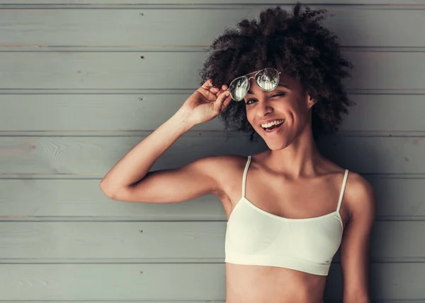 Menina afro-americana bonita — Fotografia de Stock