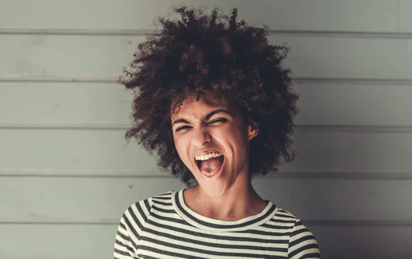 Stilfuld afro amerikansk pige - Stock-foto