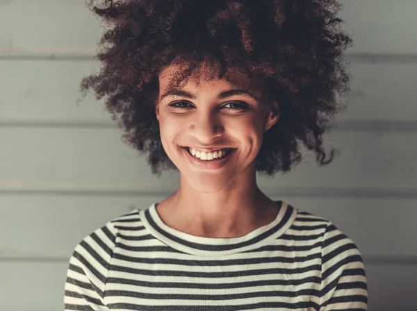 Elegante afro ragazza americana — Foto Stock