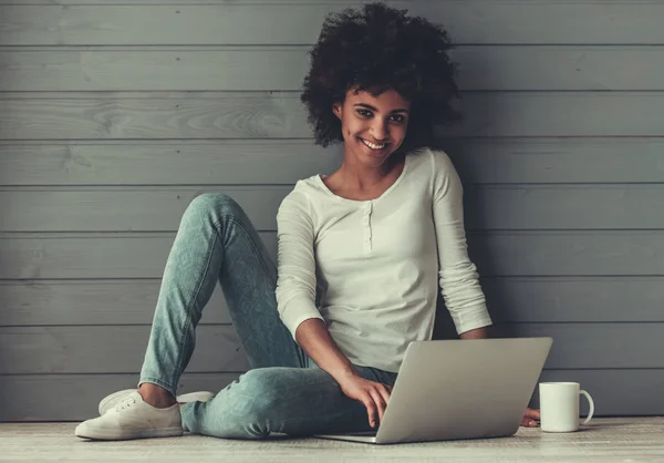 Afroamerikanische Mädchen mit Gadget — Stockfoto