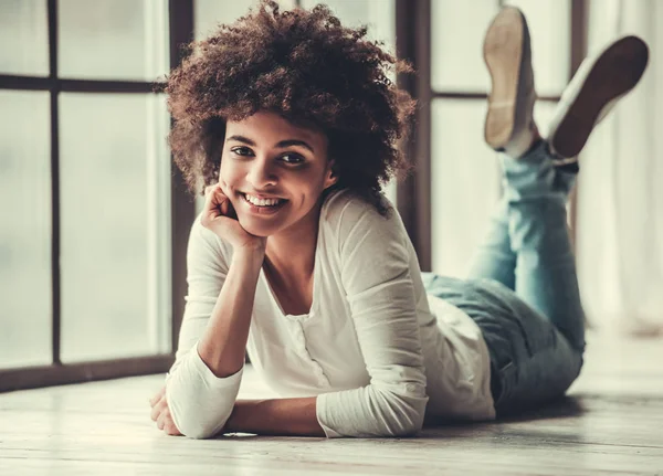 Menina afro-americana em casa — Fotografia de Stock