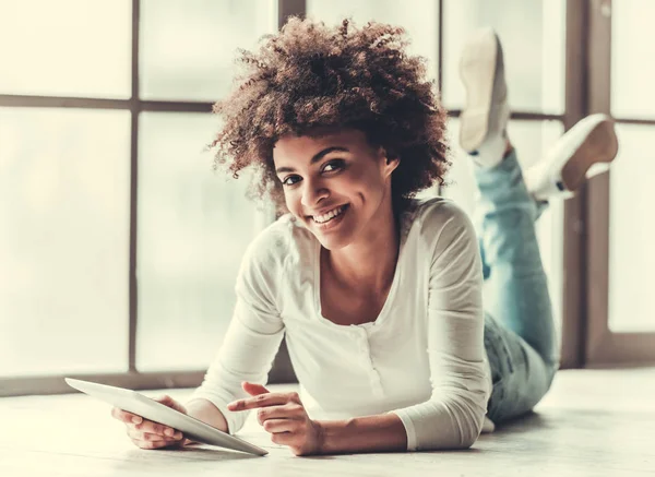 Afroamerikanische Mädchen zu Hause — Stockfoto