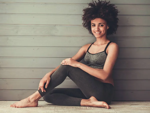 Menina afro-americana fazendo esporte — Fotografia de Stock