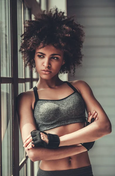 Afro Amerikan kız spor yapıyor