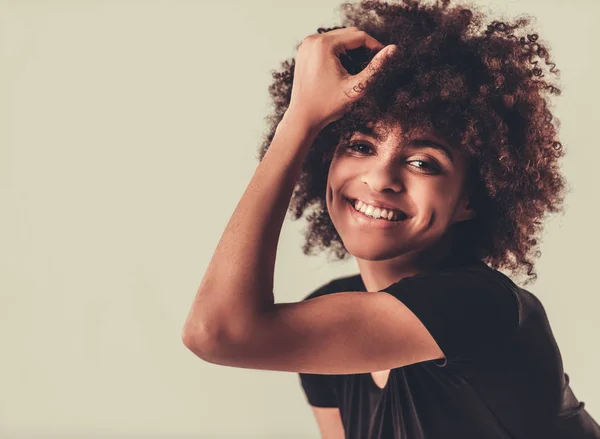 Stilfuld afro amerikansk pige - Stock-foto