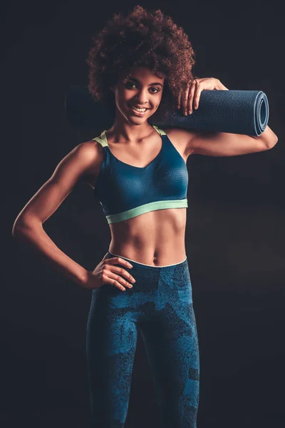 Afro amerikansk tjej gör sport — Stockfoto