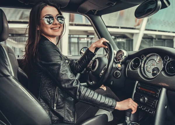 Menina no carro — Fotografia de Stock