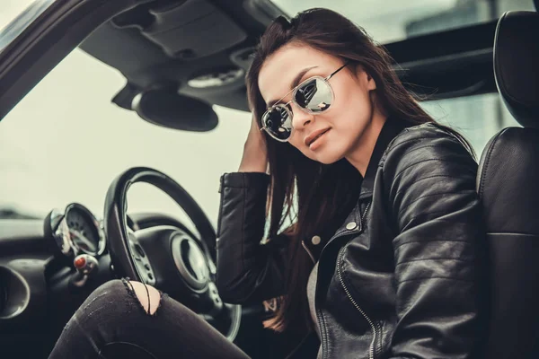 Menina no carro — Fotografia de Stock