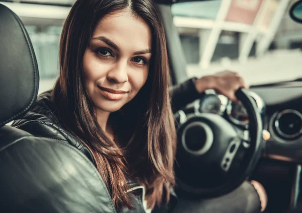 Chica en coche — Foto de Stock