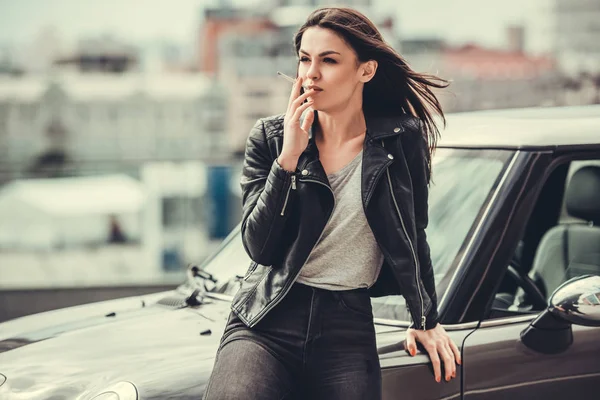 Fille en voiture — Photo