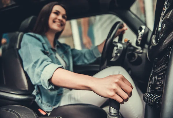 Menina no carro — Fotografia de Stock