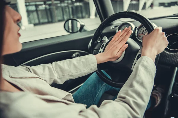 Chica en coche — Foto de Stock