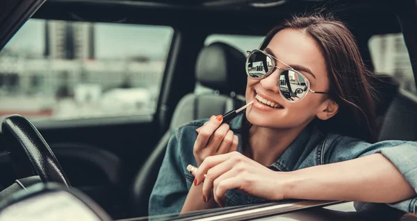 Mädchen im Auto — Stockfoto