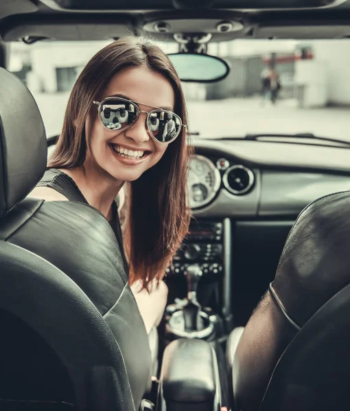 Chica en coche —  Fotos de Stock