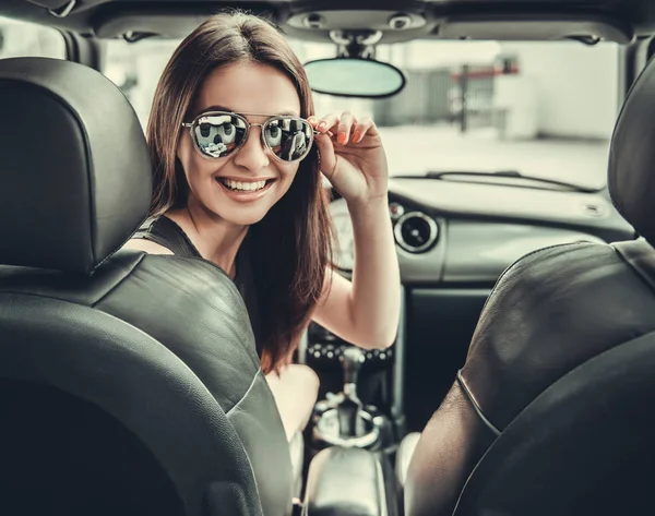 Chica en coche — Foto de Stock