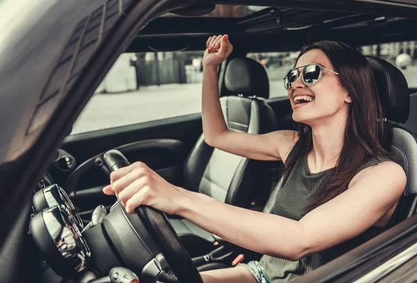 Chica en coche — Foto de Stock