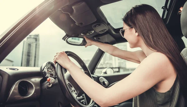 Menina no carro — Fotografia de Stock