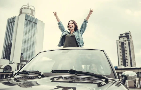 Menina no carro — Fotografia de Stock