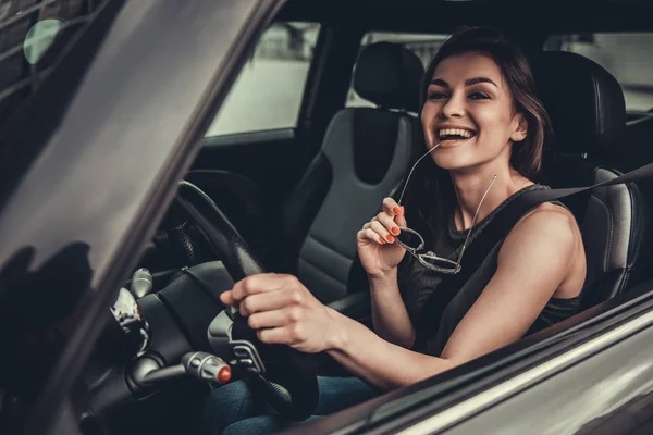 Menina no carro — Fotografia de Stock